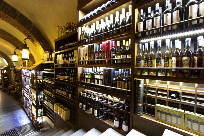 boutique-BEAUSOLEIL-min_world_street_travel_shop_canon_georgia_wine_bottles-429767